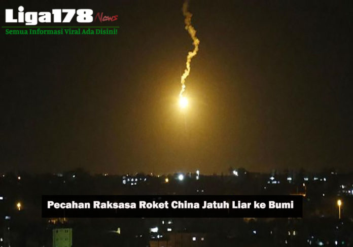 Pecahan Raksasa Roket China Jatuh Liar ke Bumi